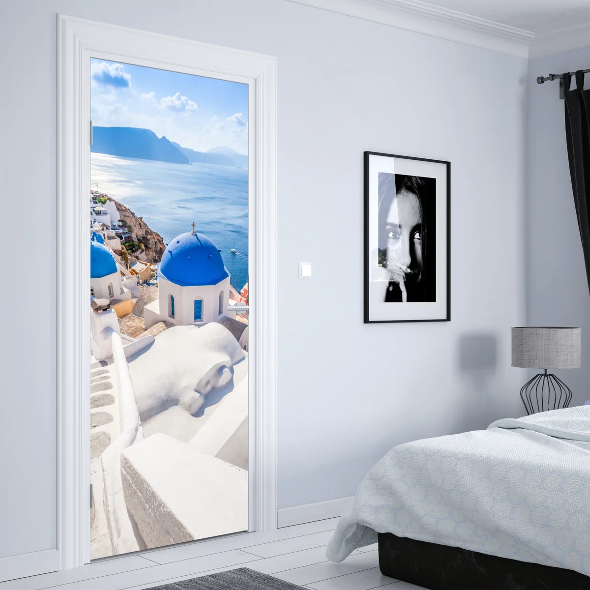 Türaufkleber sonniges Santorini blaue kuppeln und meerblick Türaufkleber sonniges Santorini blaue kuppeln und meerblick