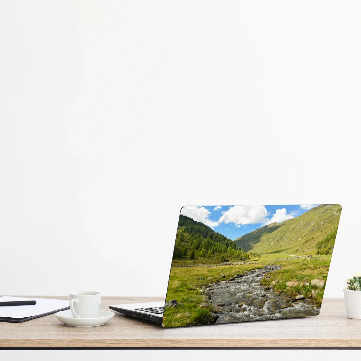 Laptop-Aufkleber alpenbach im sonnigen tal Laptop-Aufkleber alpenbach im sonnigen tal