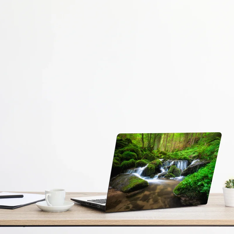 Laptop-Aufkleber ruhiger moosiger waldwasserfall