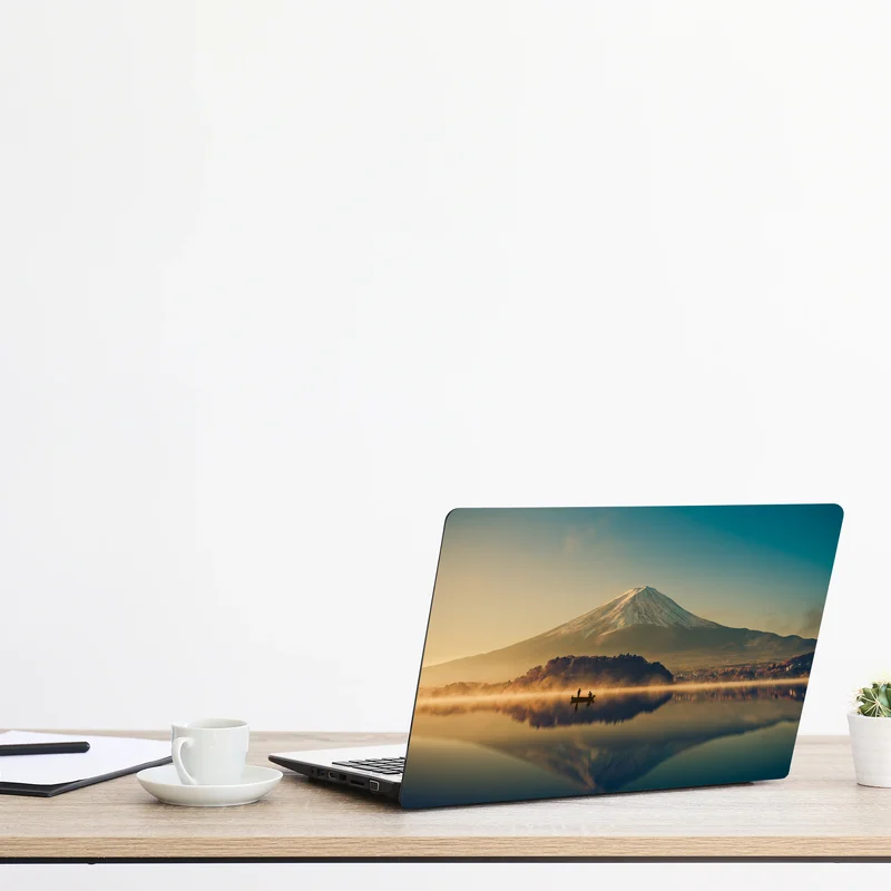 Naklejka na laptopa wschód słońca nad Mount Fuji nad jeziorem Kawaguchiko