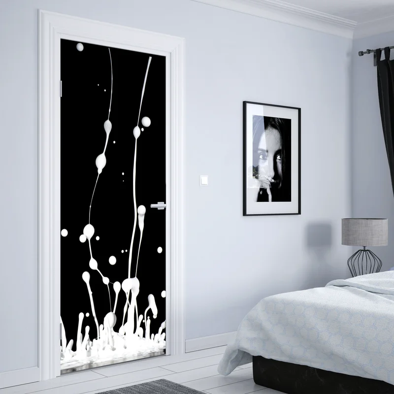 Türaufkleber weiße flüssigkeitsspritzer auf schwarzem hintergrund