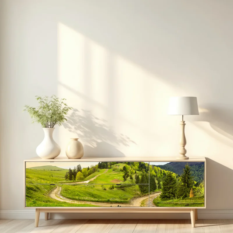 Repositionierbarer Aufkleber gewundener feldweg durch grüne hügel