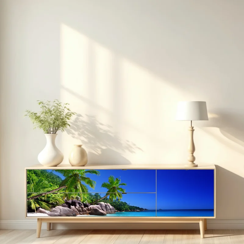 Repositionierbarer Aufkleber tropischer strand mit türkisfarbenem wasser und palmen