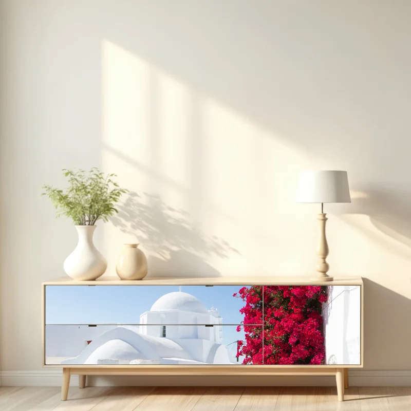 Repositionierbarer Aufkleber sonnige gasse auf der insel mit leuchtender buganvillea