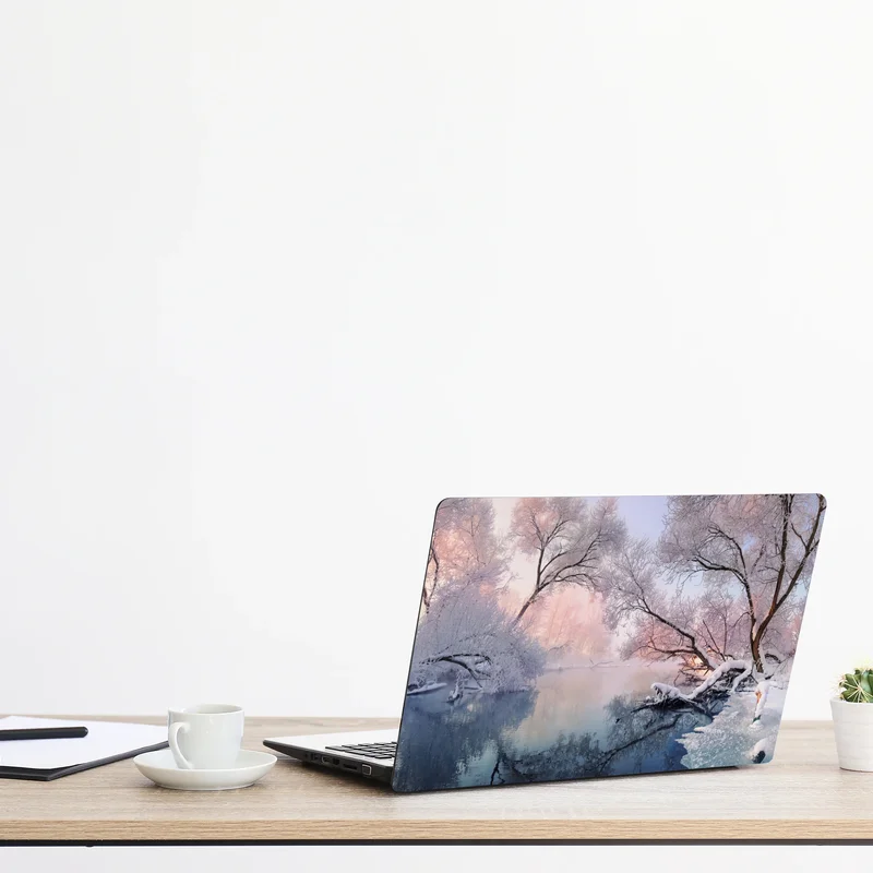 Naklejka na laptopa spokojny zimowy krajobraz nad rzeką