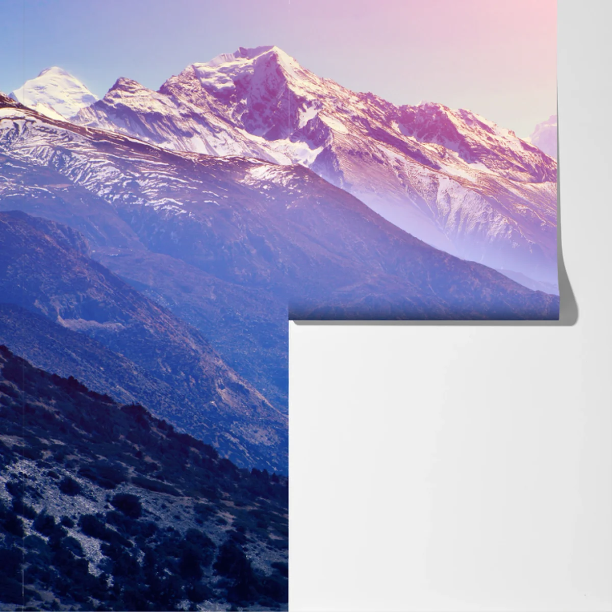 Fototapete pastelliges bergtal bei sonnenaufgang Fototapete pastelliges bergtal bei sonnenaufgang