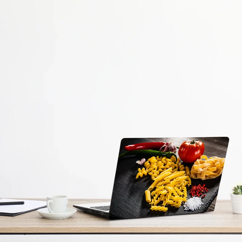 Naklejka na laptopa zbiór suchych makaronów i świeże składniki