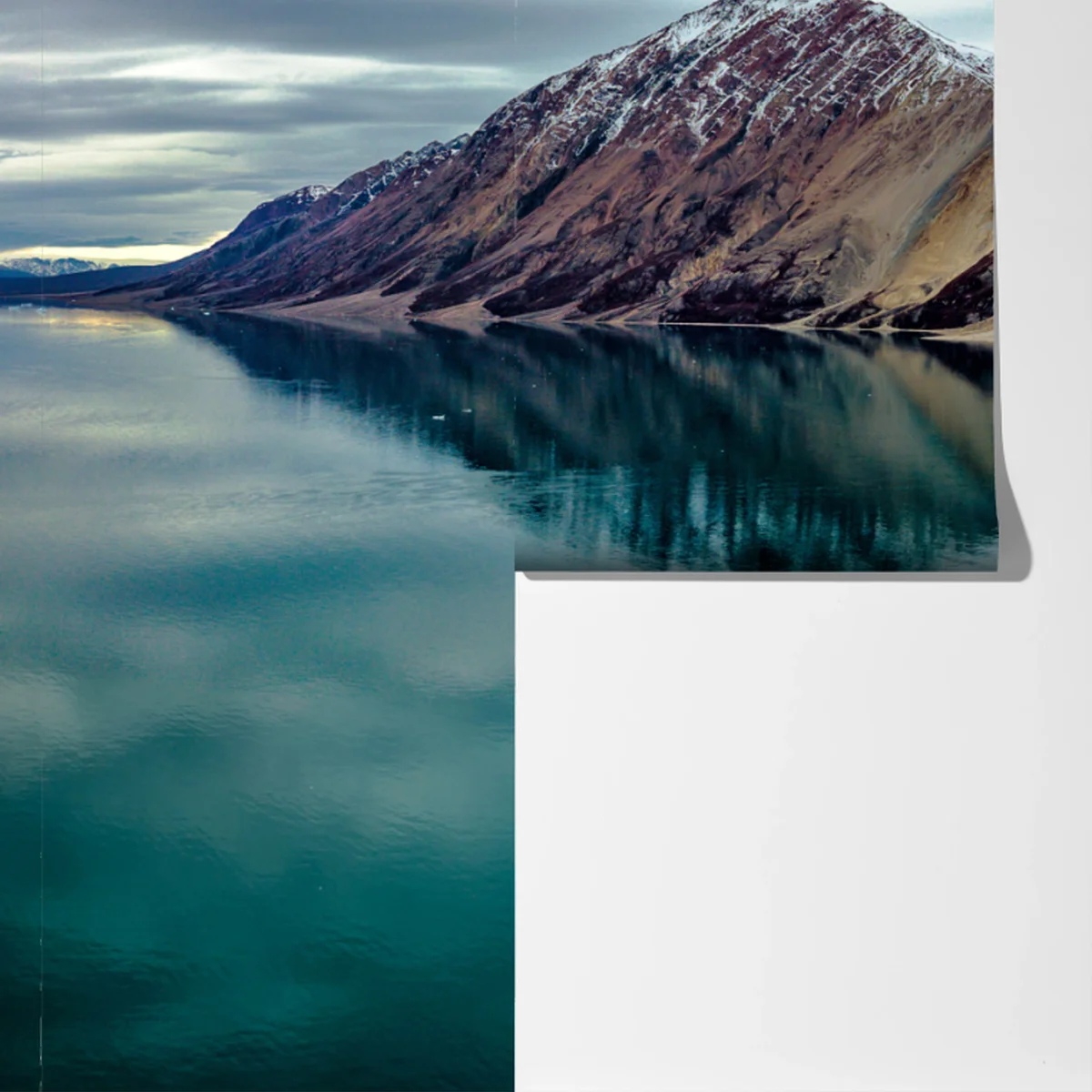 Fototapete eisberg und bergreflexionen in türkisfarbenem wasser Fototapete eisberg und bergreflexionen in türkisfarbenem wasser