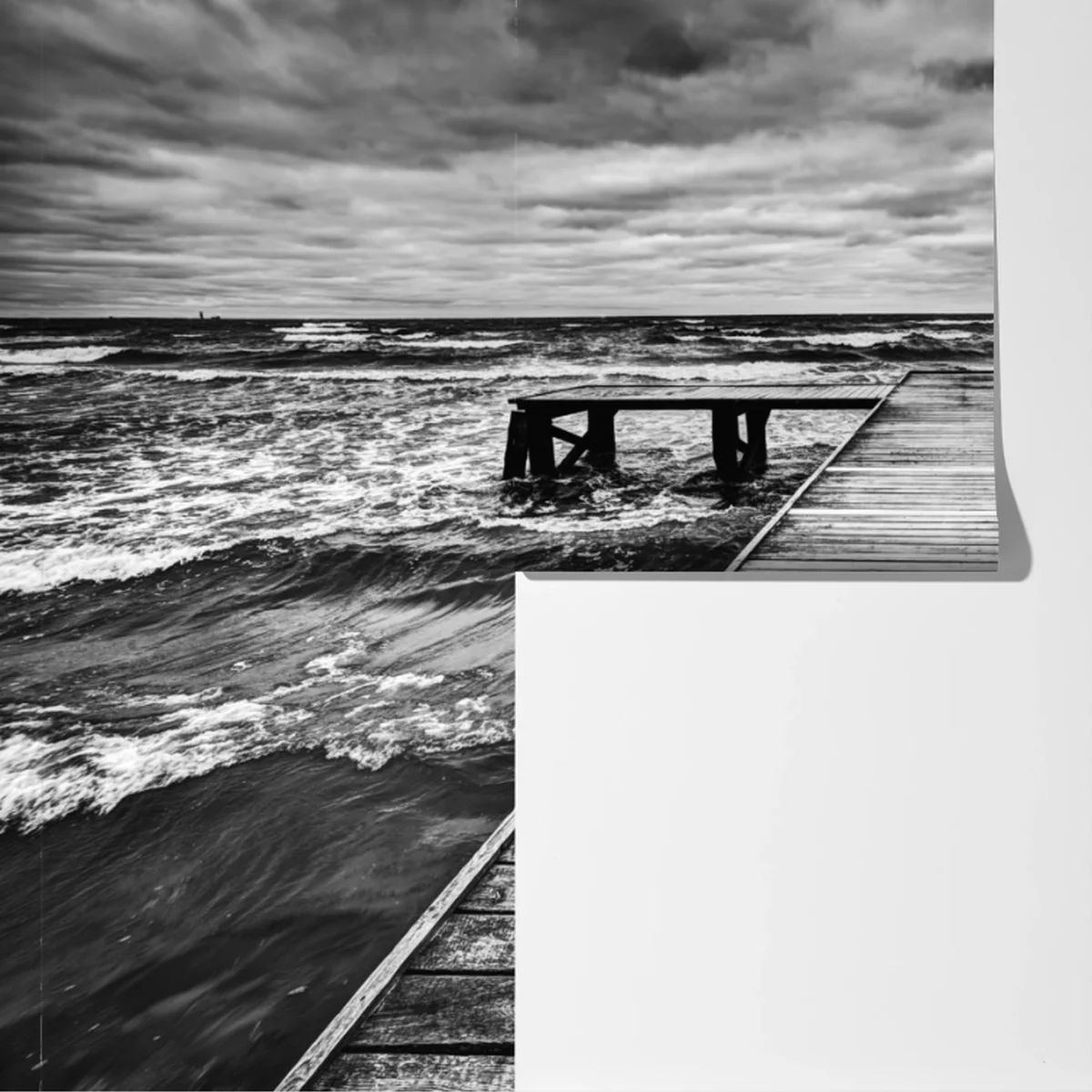 Fototapeta dramatyczne czarno-białe molo prowadzące w burzliwe morze Fototapeta dramatyczne czarno-białe molo prowadzące w burzliwe morze