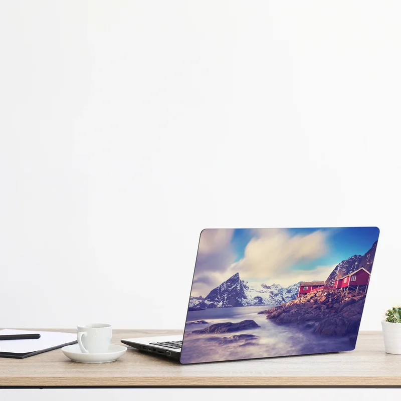 Naklejka na laptopa górski nadmorski krajobraz z czerwonymi domkami