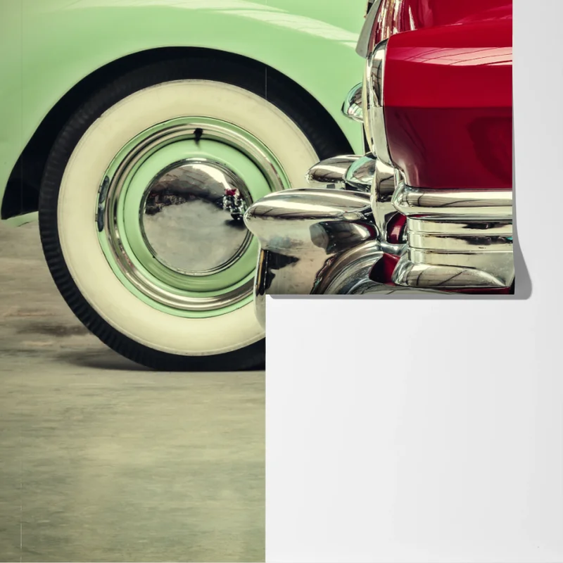 Fototapete nahaufnahme klassischer autos in rot und mint Fototapete nahaufnahme klassischer autos in rot und mint