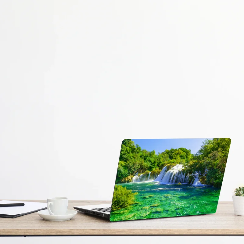 Naklejka na laptopa szmaragdowy wodospad