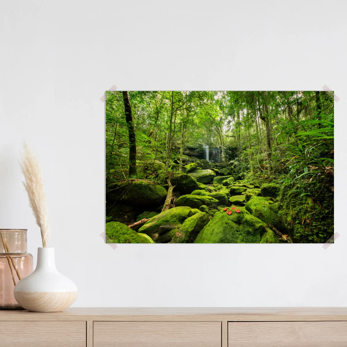 Poster üppiger moosbewachsener wasserfall im tropischen wald Poster üppiger moosbewachsener wasserfall im tropischen wald