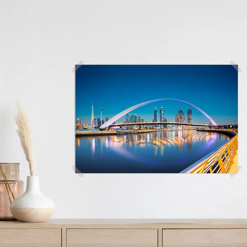 Poster Dubai skyline bei nacht mit beleuchteter brücke Poster Dubai skyline bei nacht mit beleuchteter brücke