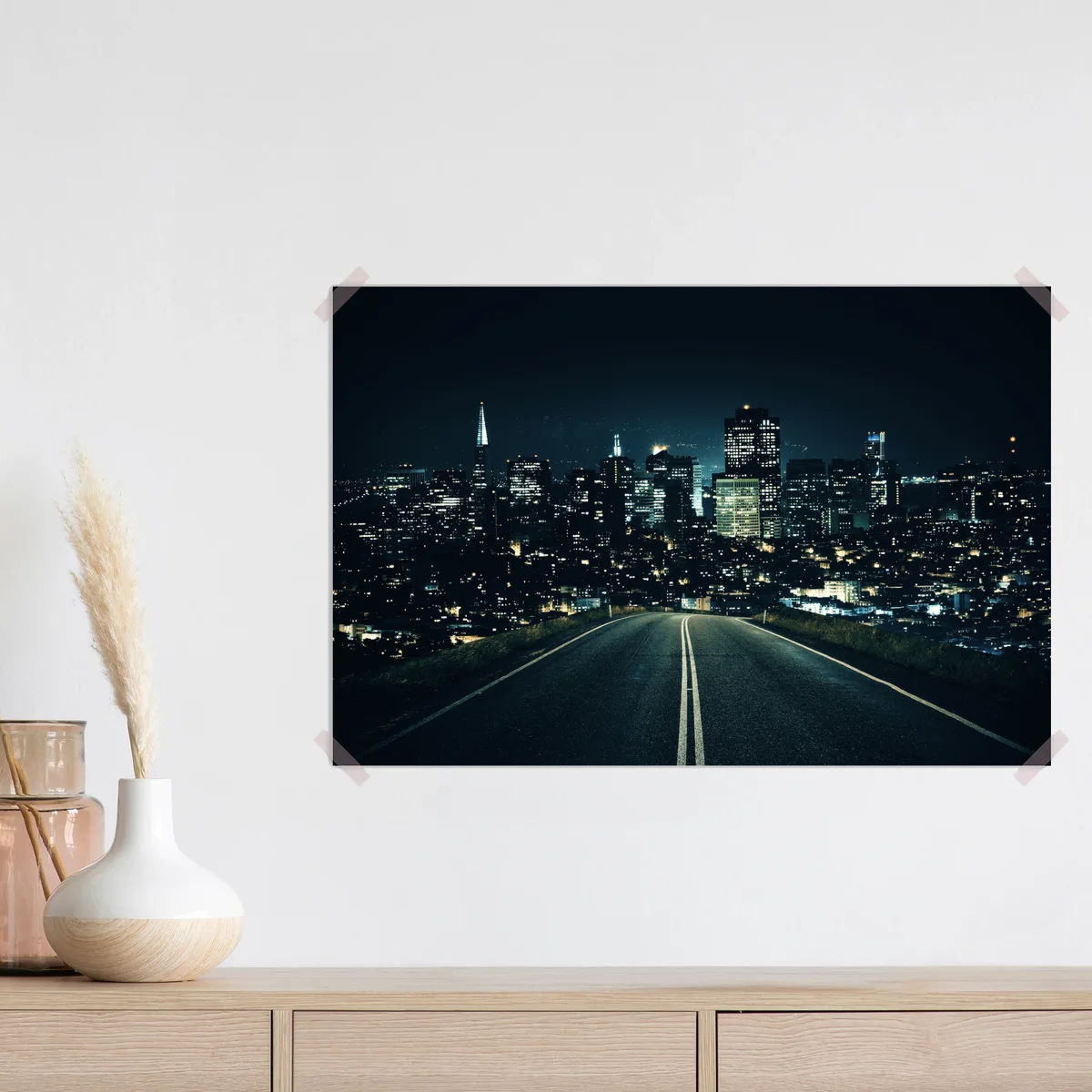 Poster straße zur beleuchteten stadtsilhouette bei nacht Poster straße zur beleuchteten stadtsilhouette bei nacht