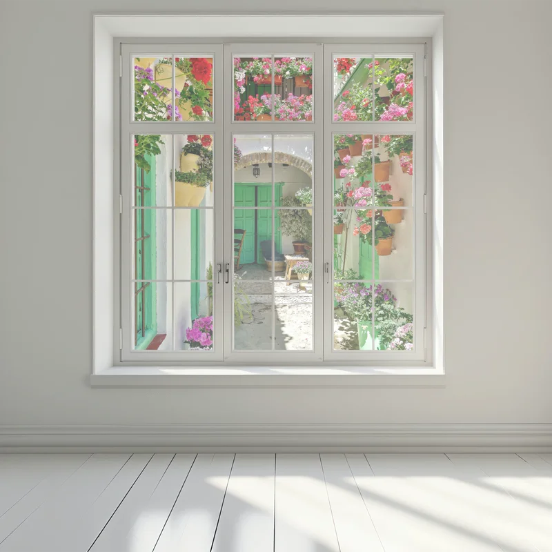 Fensteraufkleber sonniger innenhof mit blumen und grünen türen