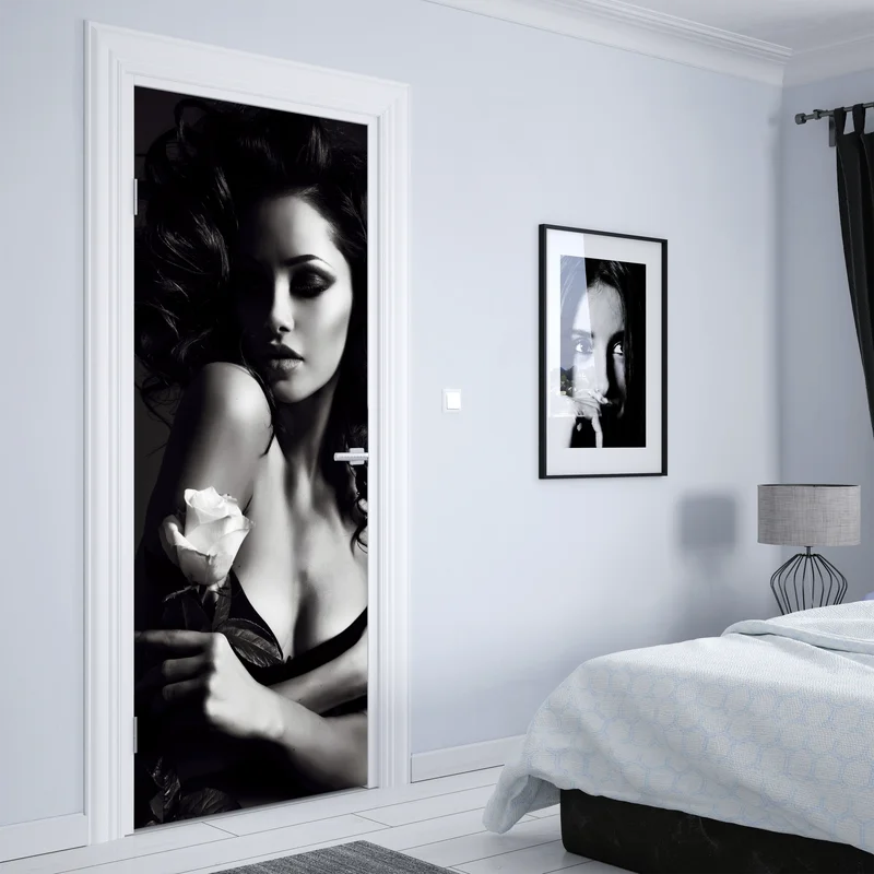 Türaufkleber sinnliches schwarzweiß-porträt mit rose
