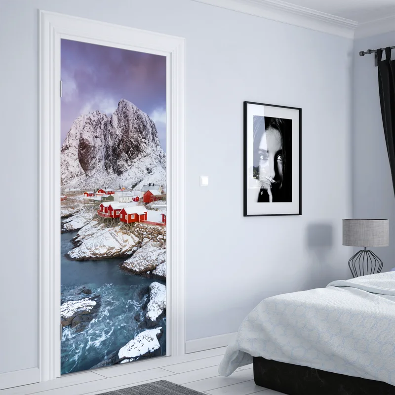 Türaufkleber rote küstenhäuser vor schneebedecktem berg Türaufkleber rote küstenhäuser vor schneebedecktem berg