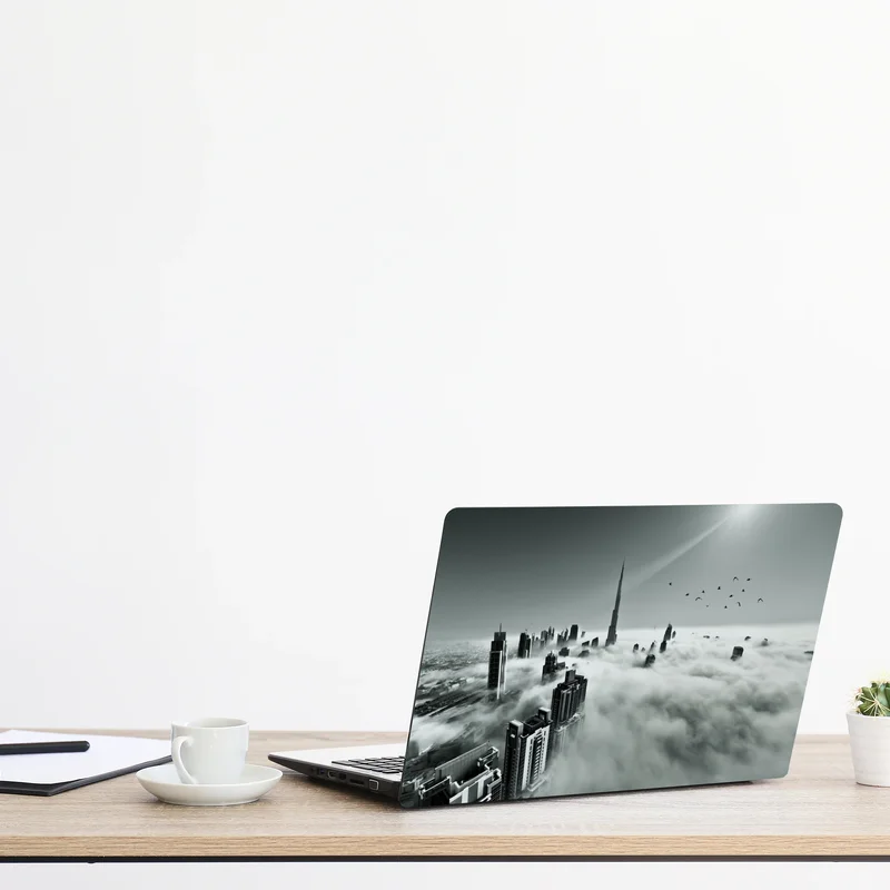 Naklejka na laptopa mglista panorama Dubaju ponad chmurami