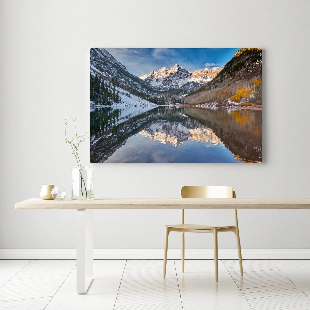 Leinwandbild ruhiger alpensee, der schneebedeckte gipfel und bunte herbstbäume spiegelt Leinwandbild ruhiger alpensee, der schneebedeckte gipfel und bunte herbstbäume spiegelt