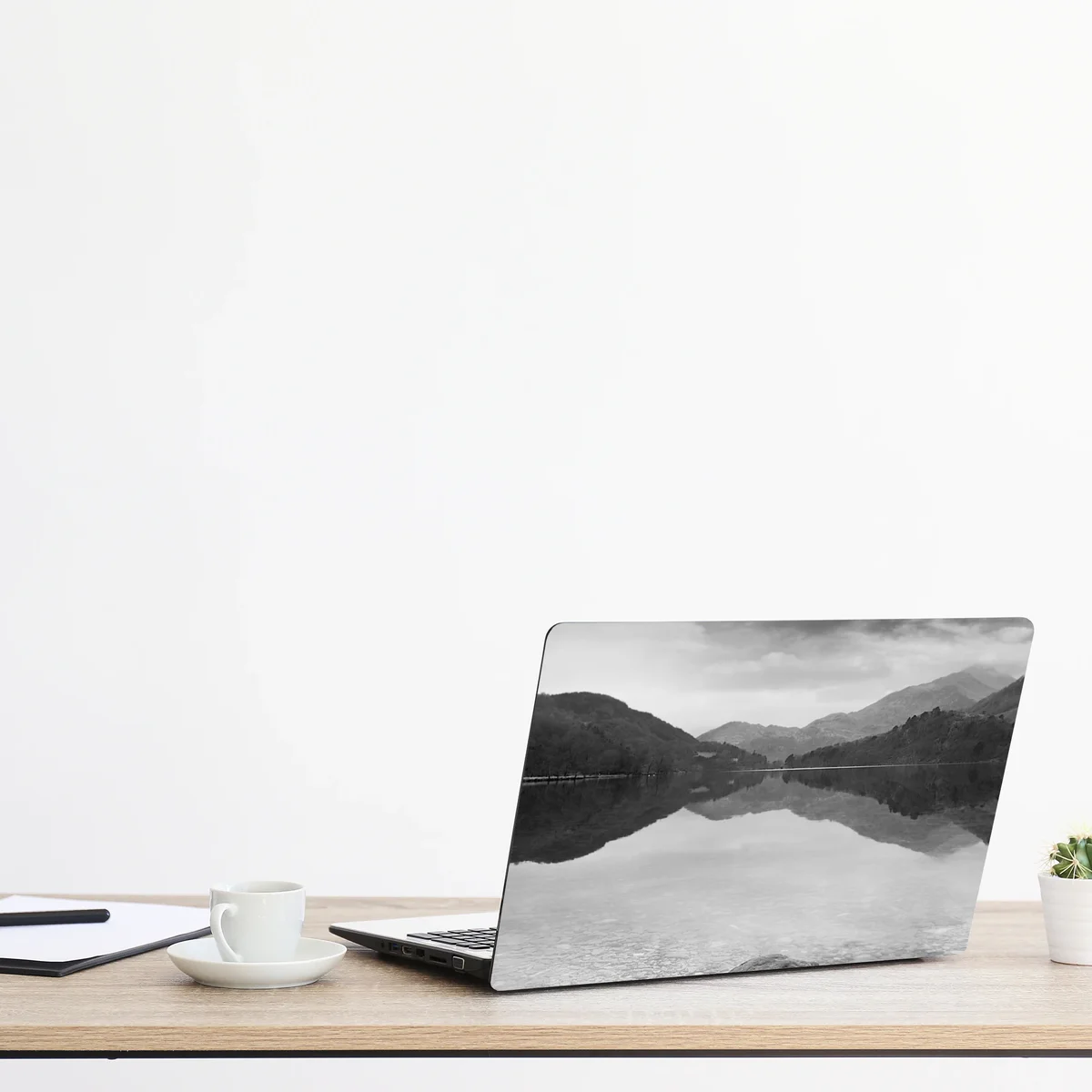 Naklejka na laptopa spokojne jezioro z górskim odbiciem Naklejka na laptopa spokojne jezioro z górskim odbiciem
