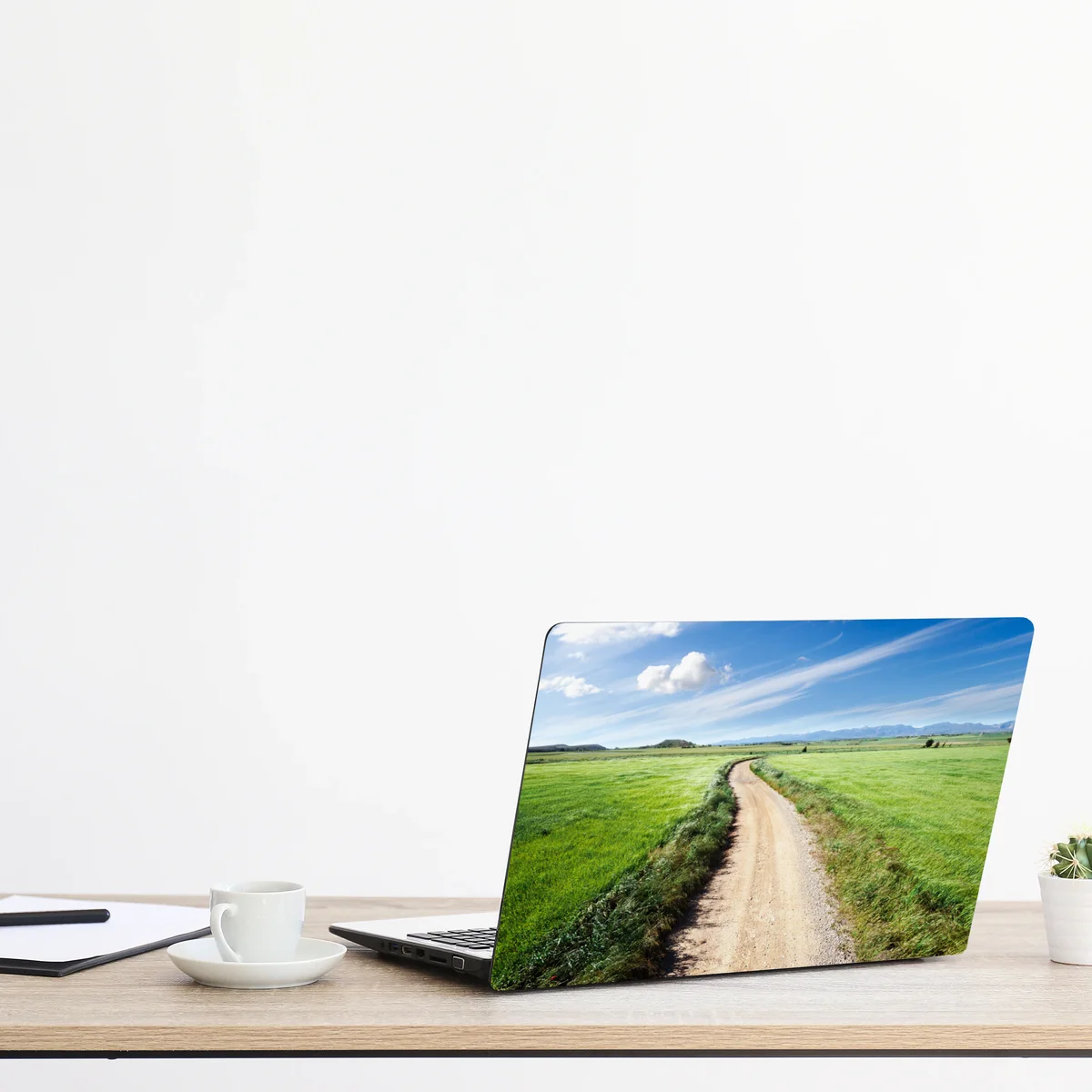 Laptop-Aufkleber gewundener landweg durch grüne wiesen Laptop-Aufkleber gewundener landweg durch grüne wiesen