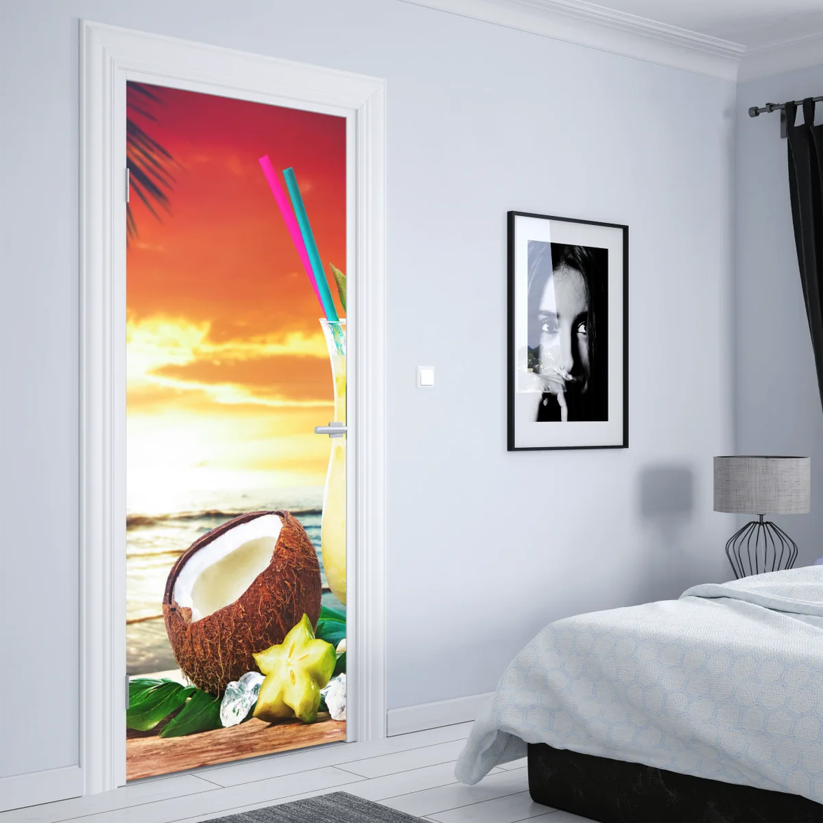 Türaufkleber tropischer kokos-ananas-cocktail am strand bei sonnenuntergang Türaufkleber tropischer kokos-ananas-cocktail am strand bei sonnenuntergang