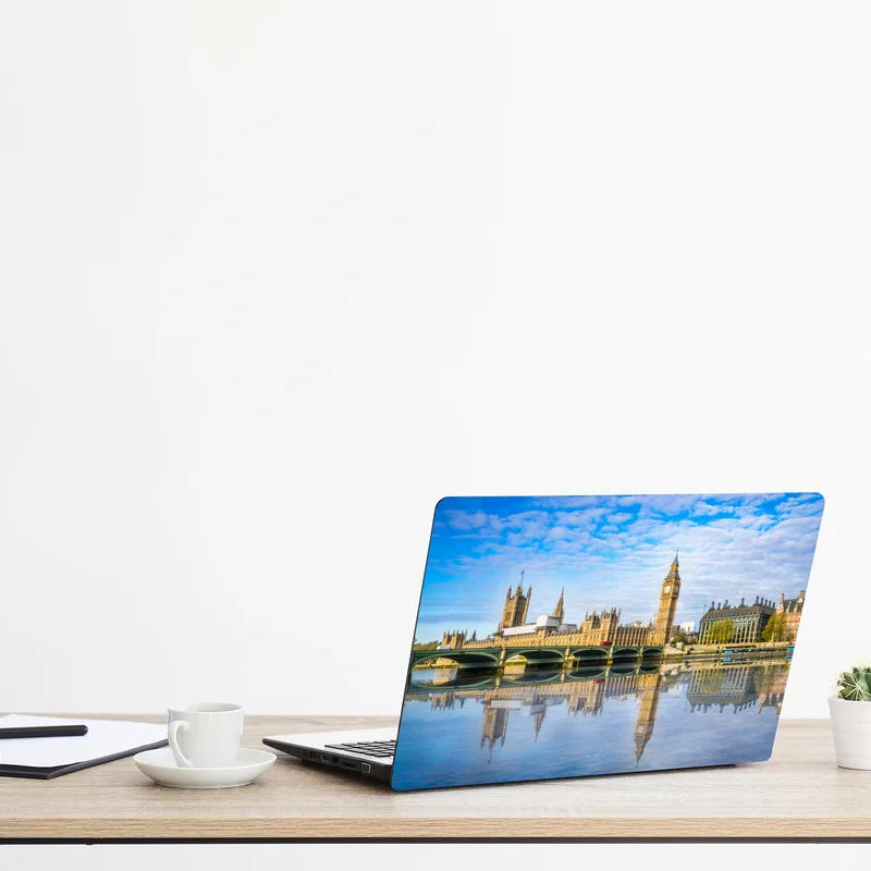 Naklejka na laptopa Londyn panorama nad rzeką z odbiciem