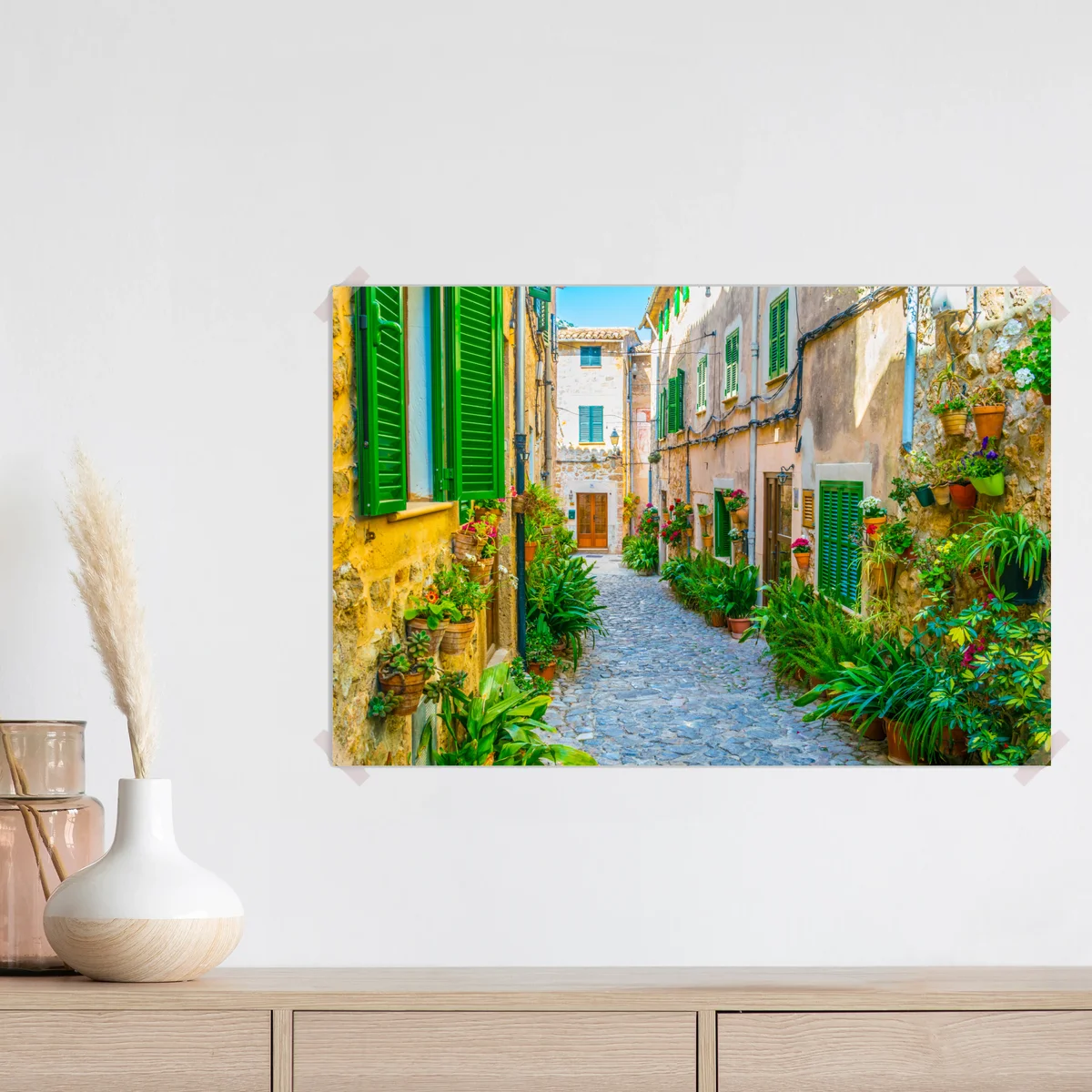 Poster sonnige gasse mit grünen fensterläden Poster sonnige gasse mit grünen fensterläden