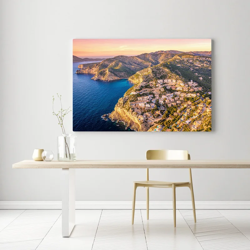 Leinwandbild sonnenuntergang über küstenlandschaft mit dorf am kliff Leinwandbild sonnenuntergang über küstenlandschaft mit dorf am kliff