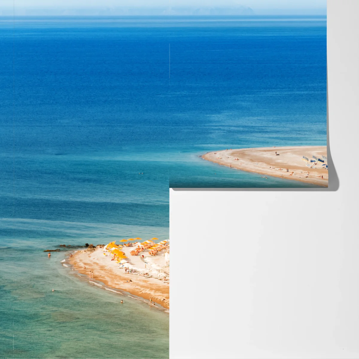 Fototapete sonnige küstenstadt-panorama mit segelboot Fototapete sonnige küstenstadt-panorama mit segelboot