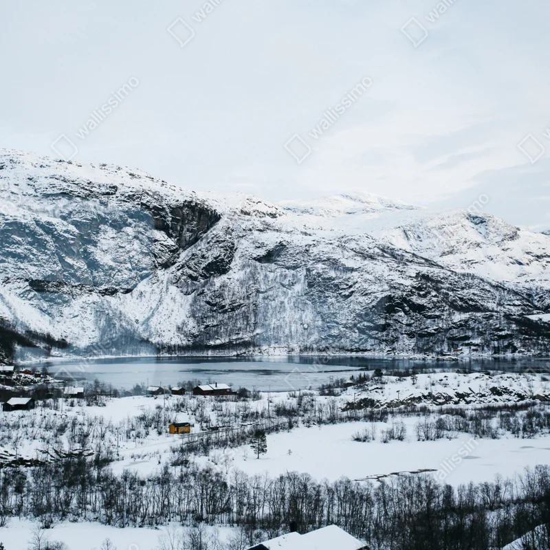 Fototapete ruhige winterliche berglandschaft über zugefrorenem see Fototapete ruhige winterliche berglandschaft über zugefrorenem see
