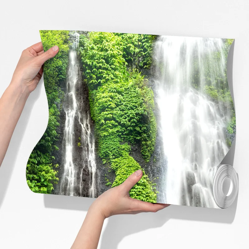 Fototapete ruhiger wasserfall im smaragdgrünen wald Fototapete ruhiger wasserfall im smaragdgrünen wald