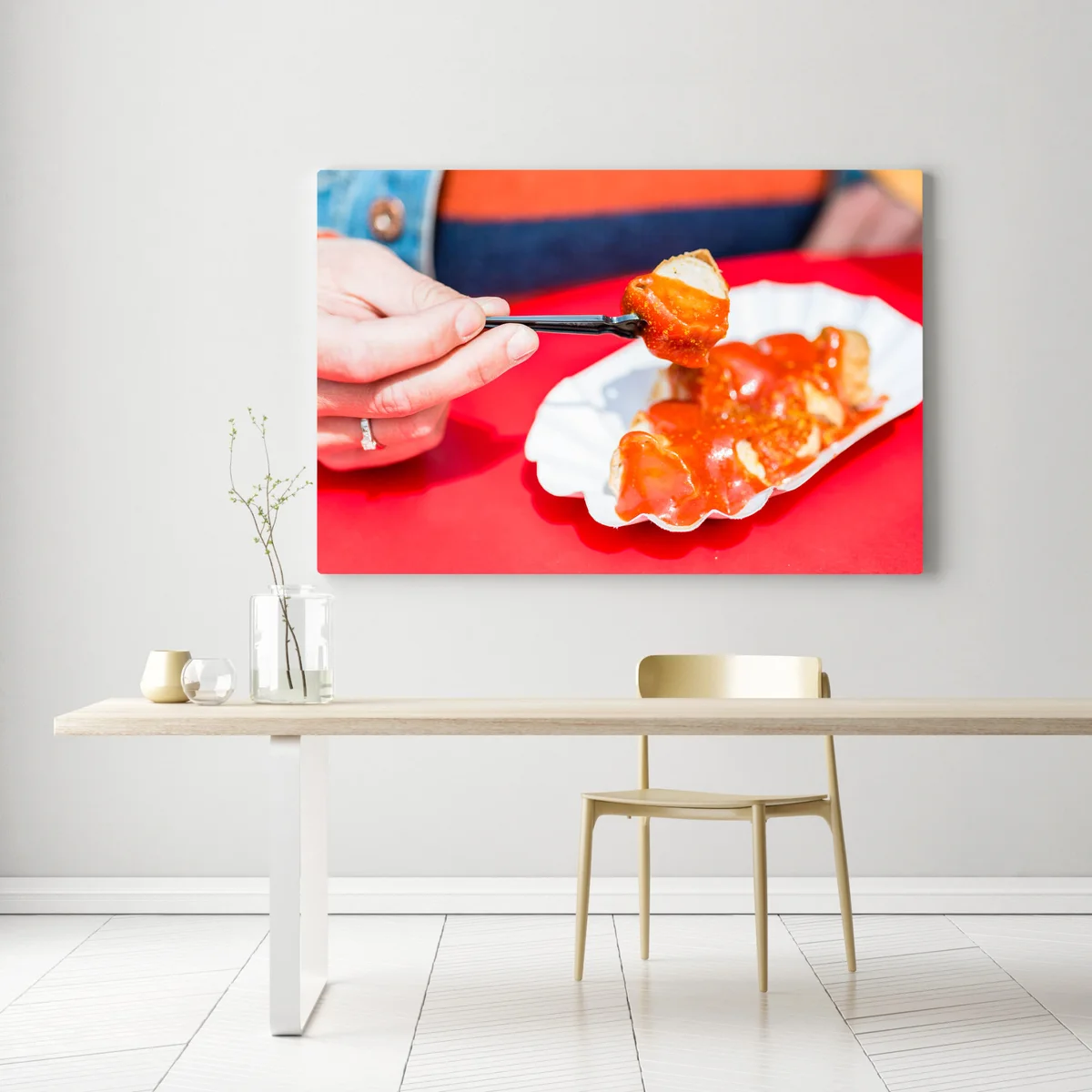 Leinwandbild Currywurst essen in Berlin • Leinwandbilder bei Wallnifity® Leinwandbild Currywurst essen in Berlin • Leinwandbilder bei Wallnifity®