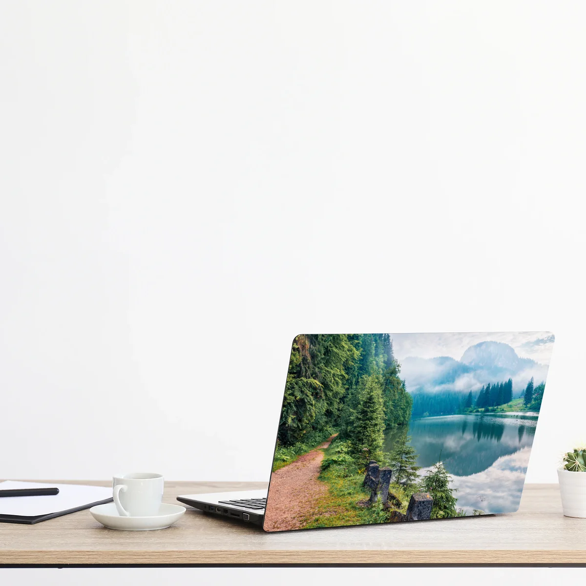 Naklejka na laptopa mglisty poranek nad Lacu Rosu Naklejka na laptopa mglisty poranek nad Lacu Rosu