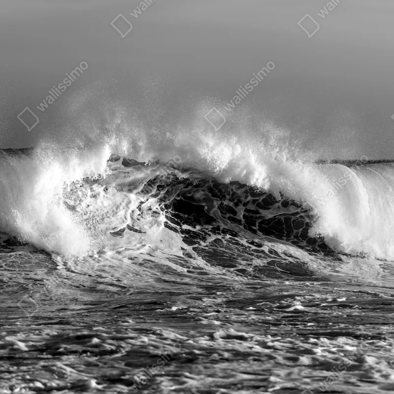 Naklejka na okno dramatyczna czarno-biała fala oceanu Naklejka na okno dramatyczna czarno-biała fala oceanu