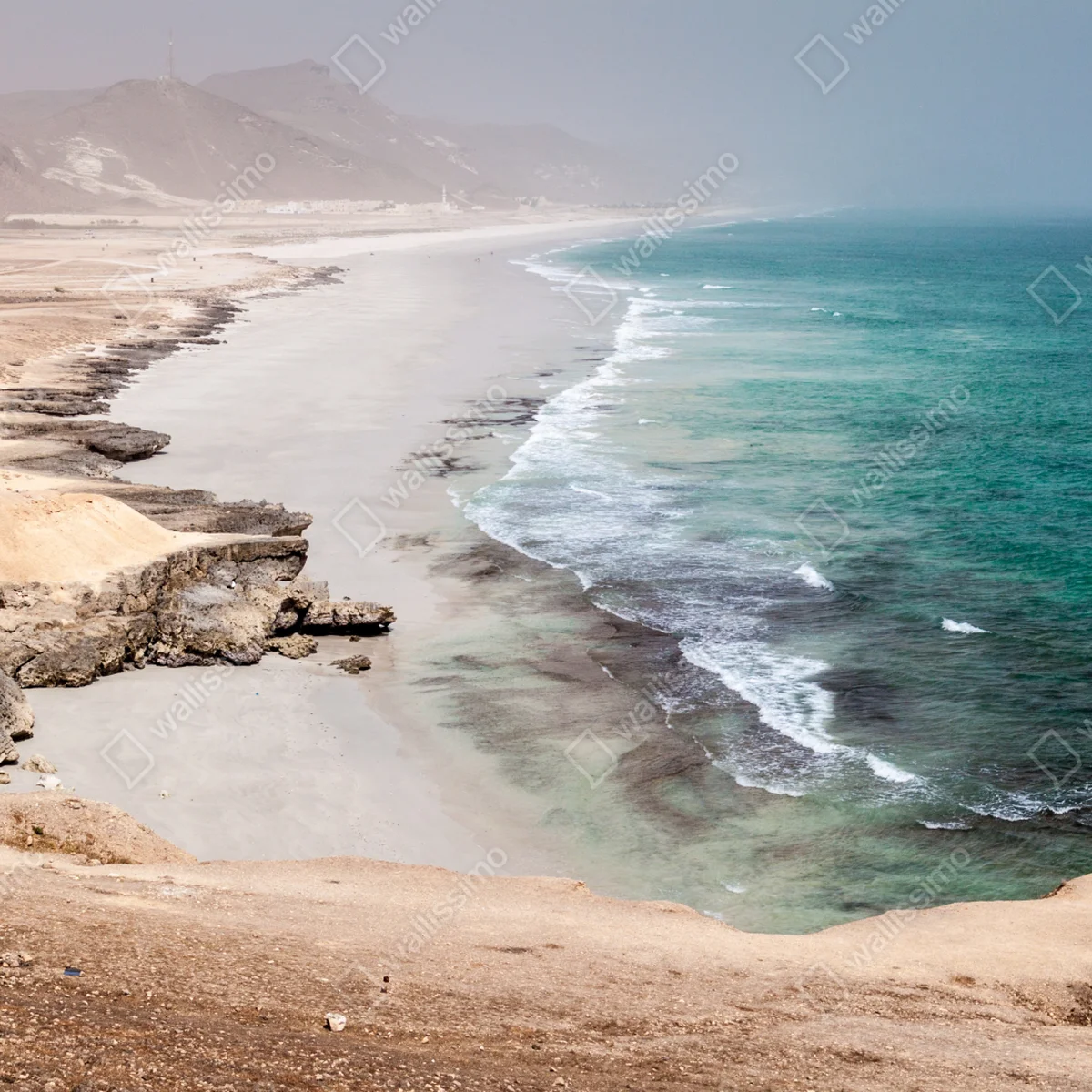 Leinwandbild ruhige türkisfarbene küstenlinie über wüstenklippen Leinwandbild ruhige türkisfarbene küstenlinie über wüstenklippen