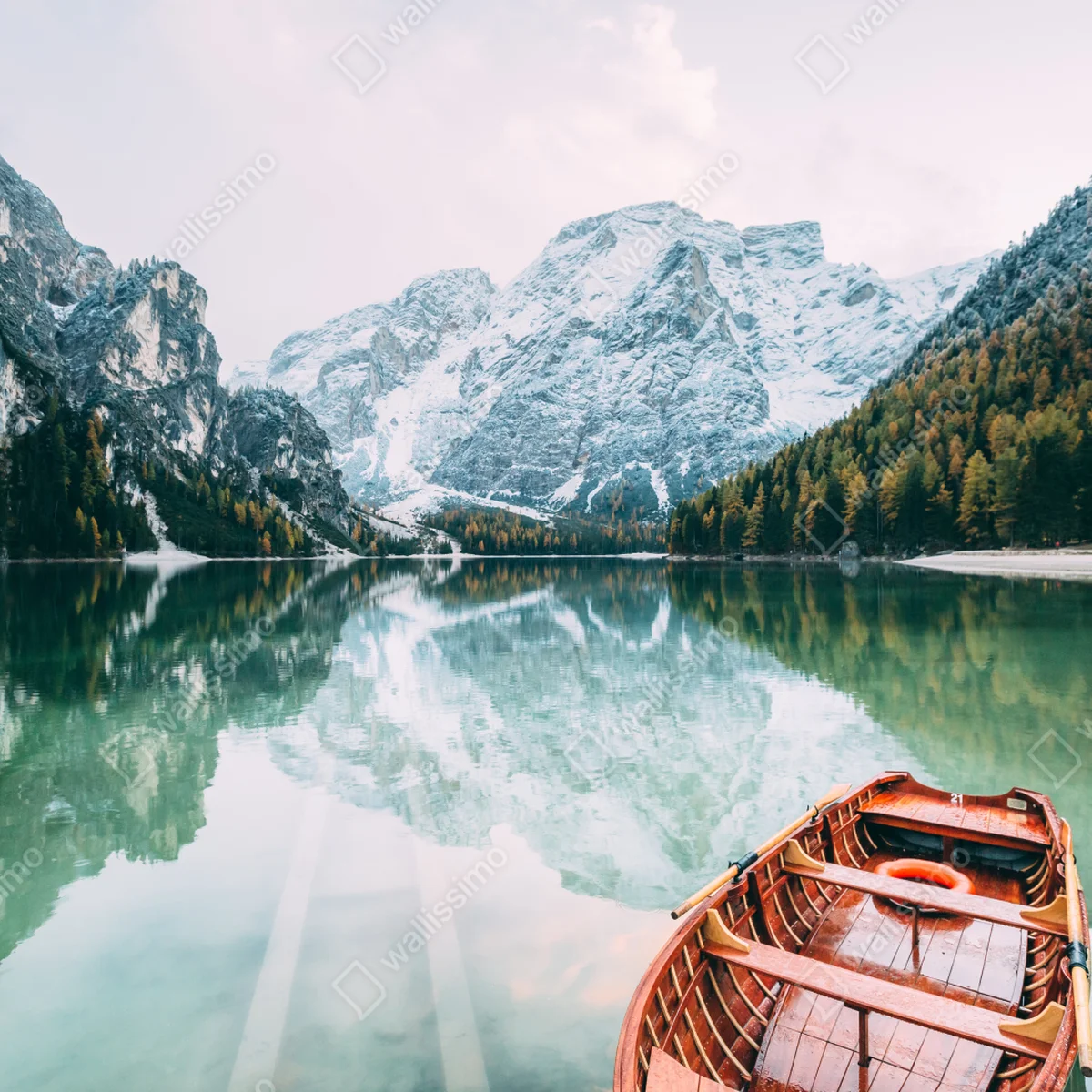 Fototapete ruhige spiegelungen am Pragser Wildsee Fototapete ruhige spiegelungen am Pragser Wildsee