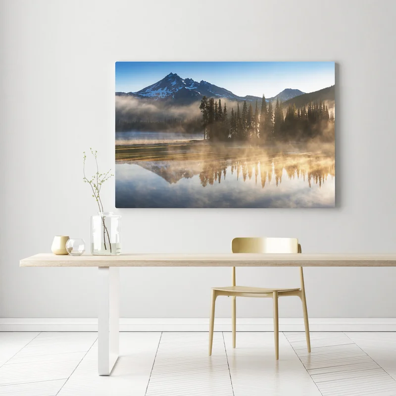 Leinwandbild nebliger bergsonnenaufgang mit spiegelung Leinwandbild nebliger bergsonnenaufgang mit spiegelung