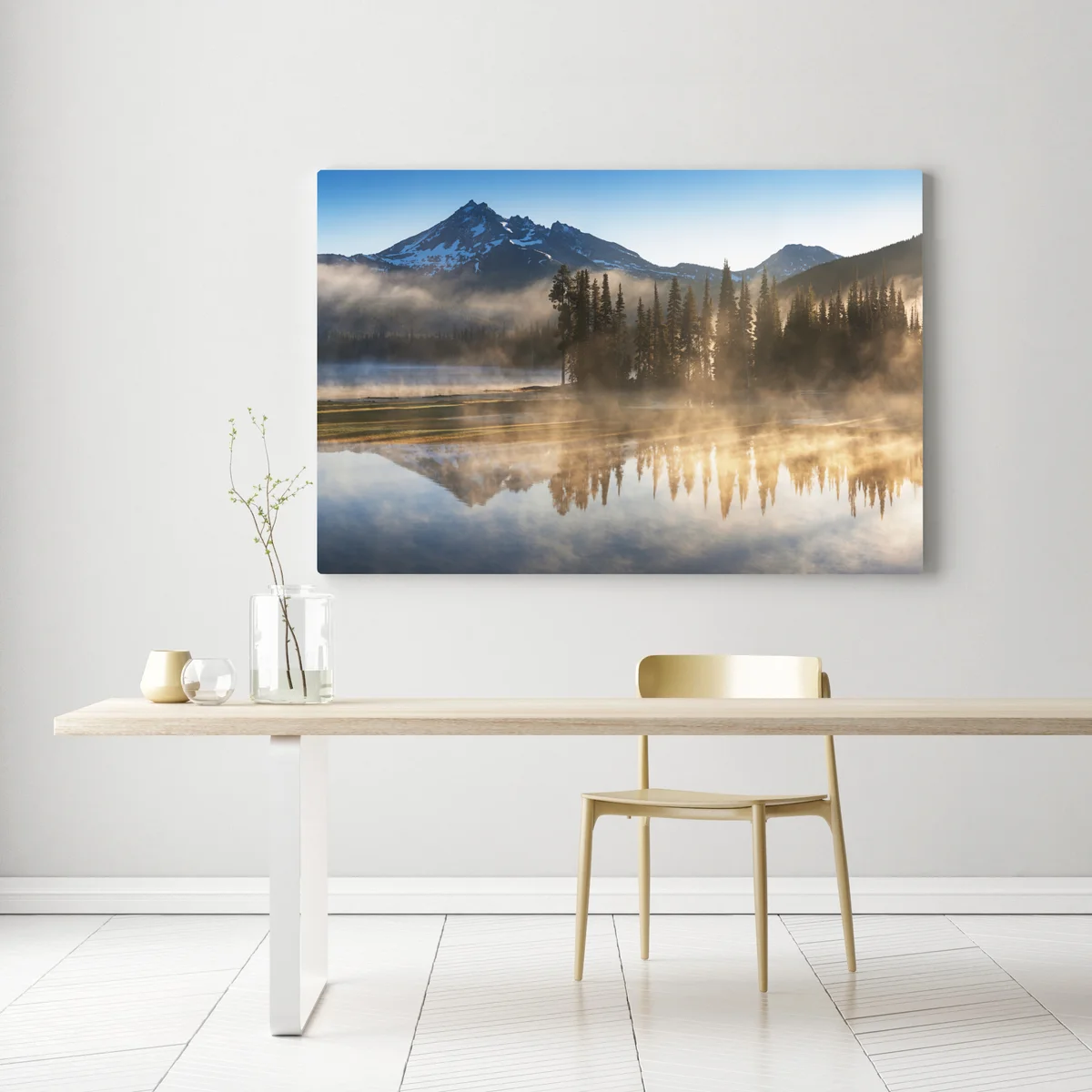 Leinwandbild nebliger bergsonnenaufgang mit spiegelung Leinwandbild nebliger bergsonnenaufgang mit spiegelung