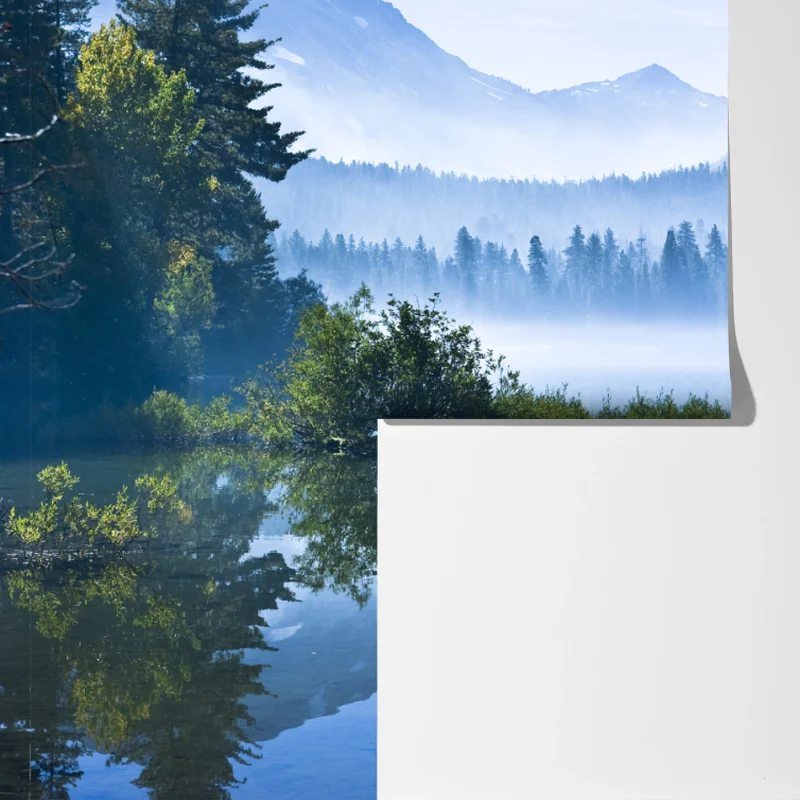 Fototapete nebliger bergsee mit spiegelnder oberfläche Fototapete nebliger bergsee mit spiegelnder oberfläche