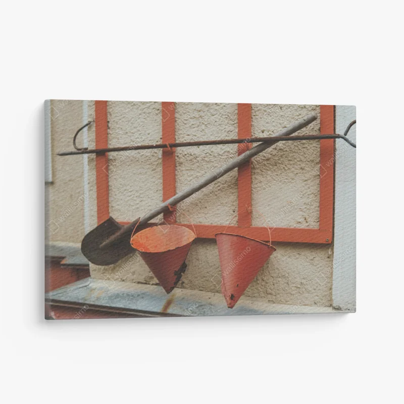 Leinwandbild An der Wand eines Gebäudes sind Werkzeuge für die Brandbekämpfung angebracht. Sicherheitsvorkehrungen. Nahaufnahme. • Leinwandbilder bei Wallnifity® Leinwandbild An der Wand eines Gebäudes sind Werkzeuge für die Brandbekämpfung angebracht. Sicherheitsvorkehrungen. Nahaufnahme. • Leinwandbilder bei Wallnifity®