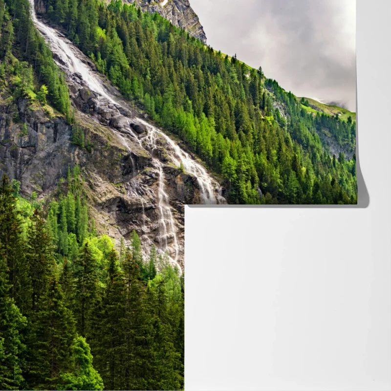 Fototapete nebelverhangener alpenwasserfall über grüner waldschlucht Fototapete nebelverhangener alpenwasserfall über grüner waldschlucht