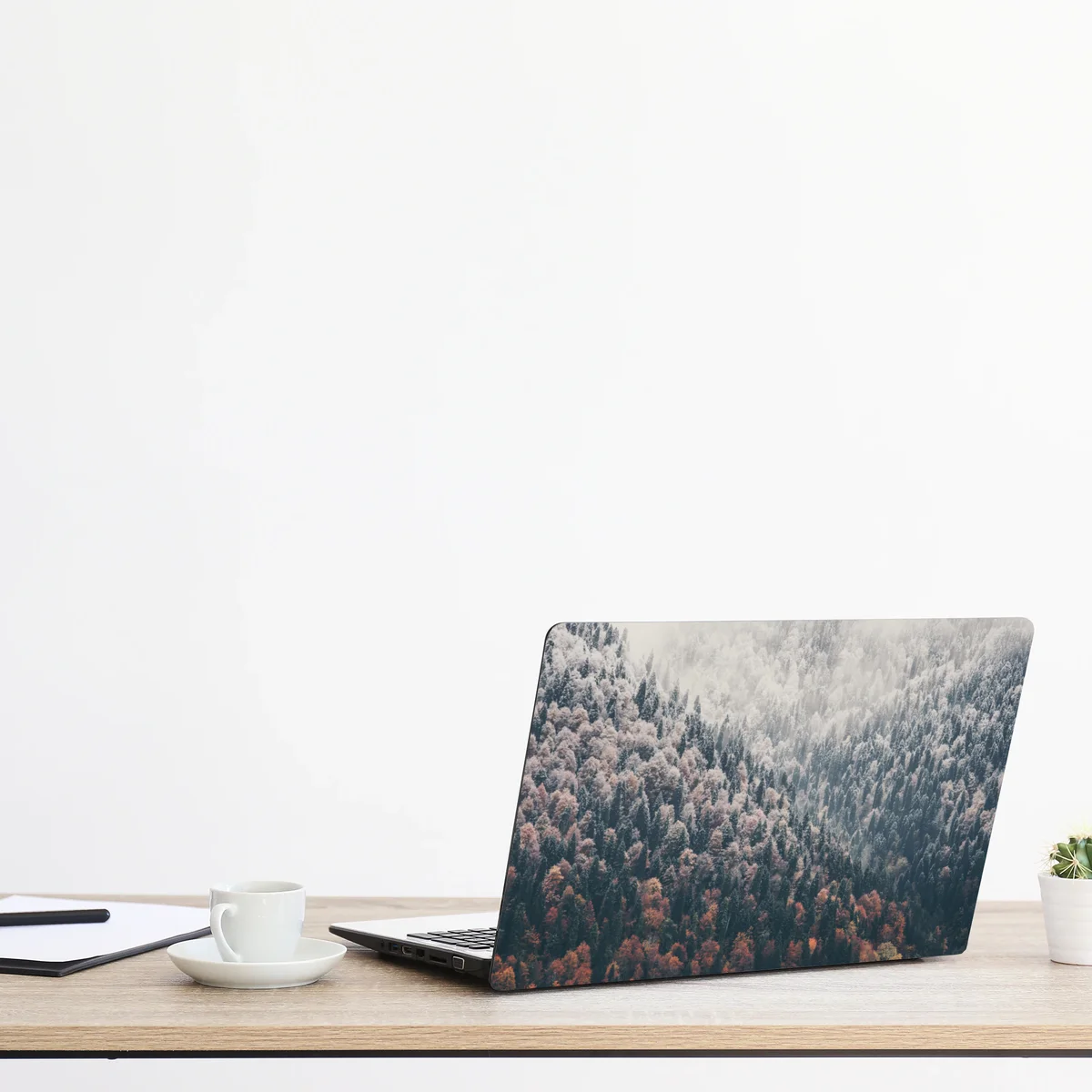 Naklejka na laptopa jesienna mgła nad górskim lasem Naklejka na laptopa jesienna mgła nad górskim lasem