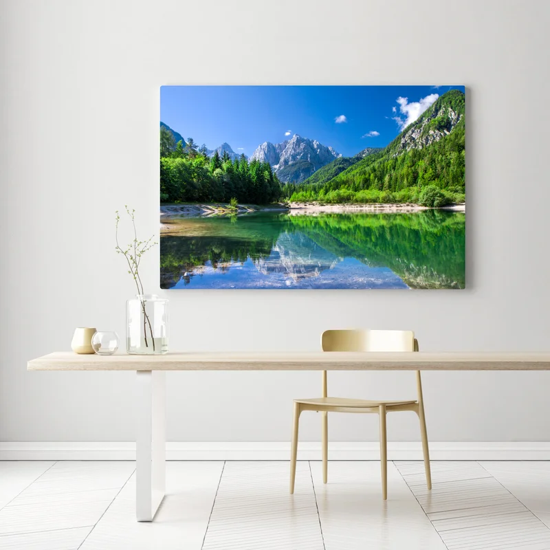 Leinwandbild alpiner see mit spiegelung in grünen bergen Leinwandbild alpiner see mit spiegelung in grünen bergen