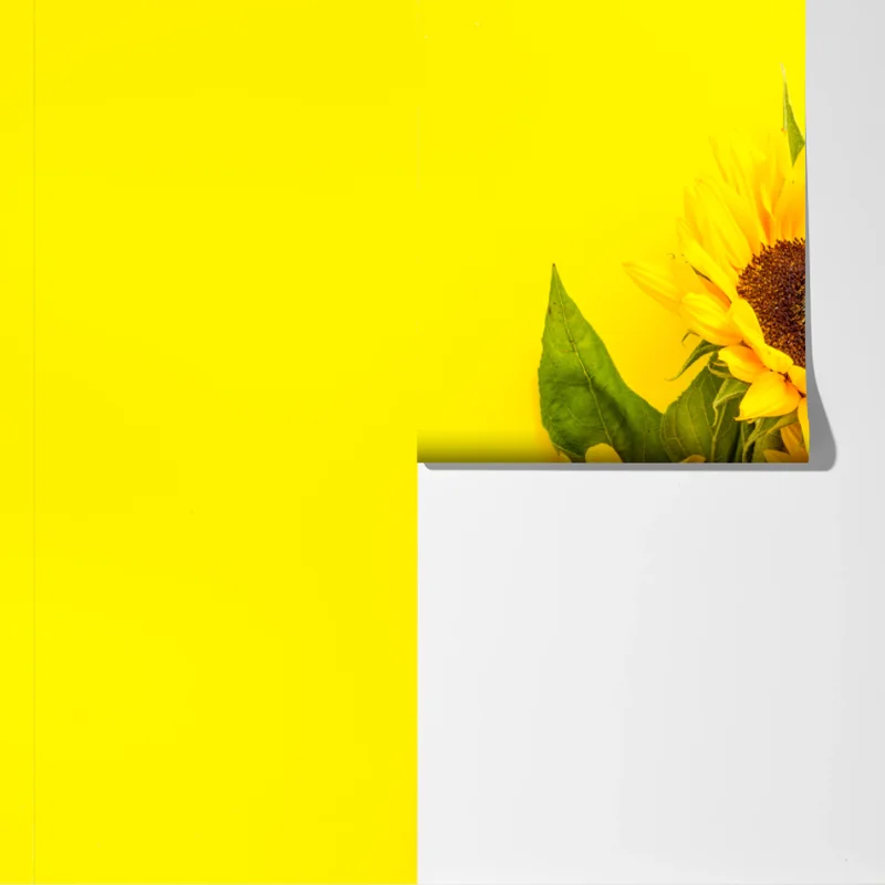 Fototapete leuchtender sonnenblumenstrauß auf gelbem hintergrund Fototapete leuchtender sonnenblumenstrauß auf gelbem hintergrund