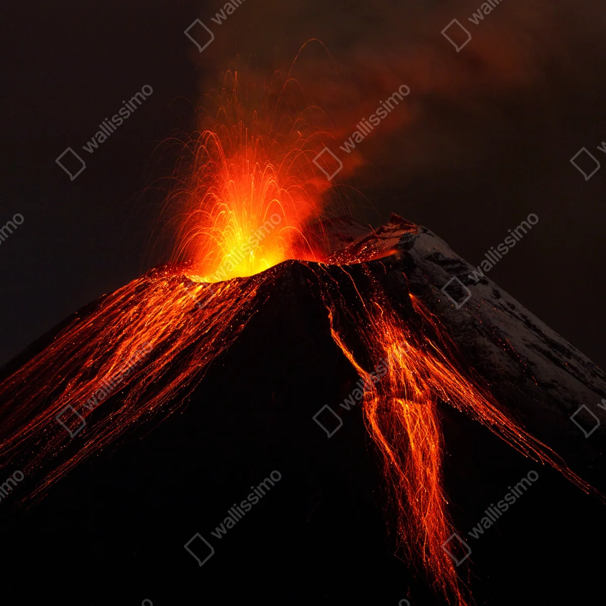 Fototapete glühender vulkanausbruch bei nacht Fototapete glühender vulkanausbruch bei nacht