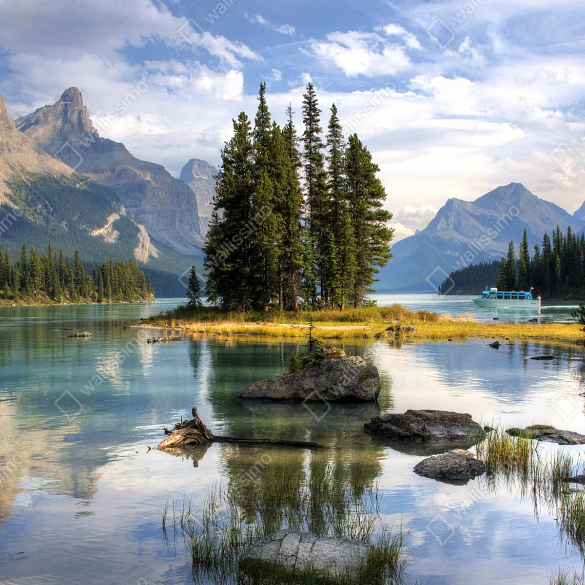 Leinwandbild ruhiger alpensee mit insel und bergen Leinwandbild ruhiger alpensee mit insel und bergen