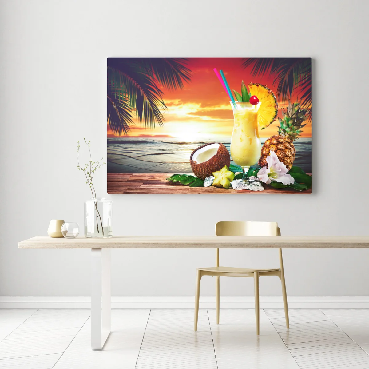 Leinwandbild tropischer kokos-ananas-cocktail am strand bei sonnenuntergang Leinwandbild tropischer kokos-ananas-cocktail am strand bei sonnenuntergang