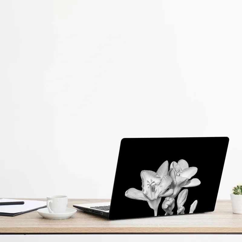 Naklejka na laptopa delikatna frezja w monochromie